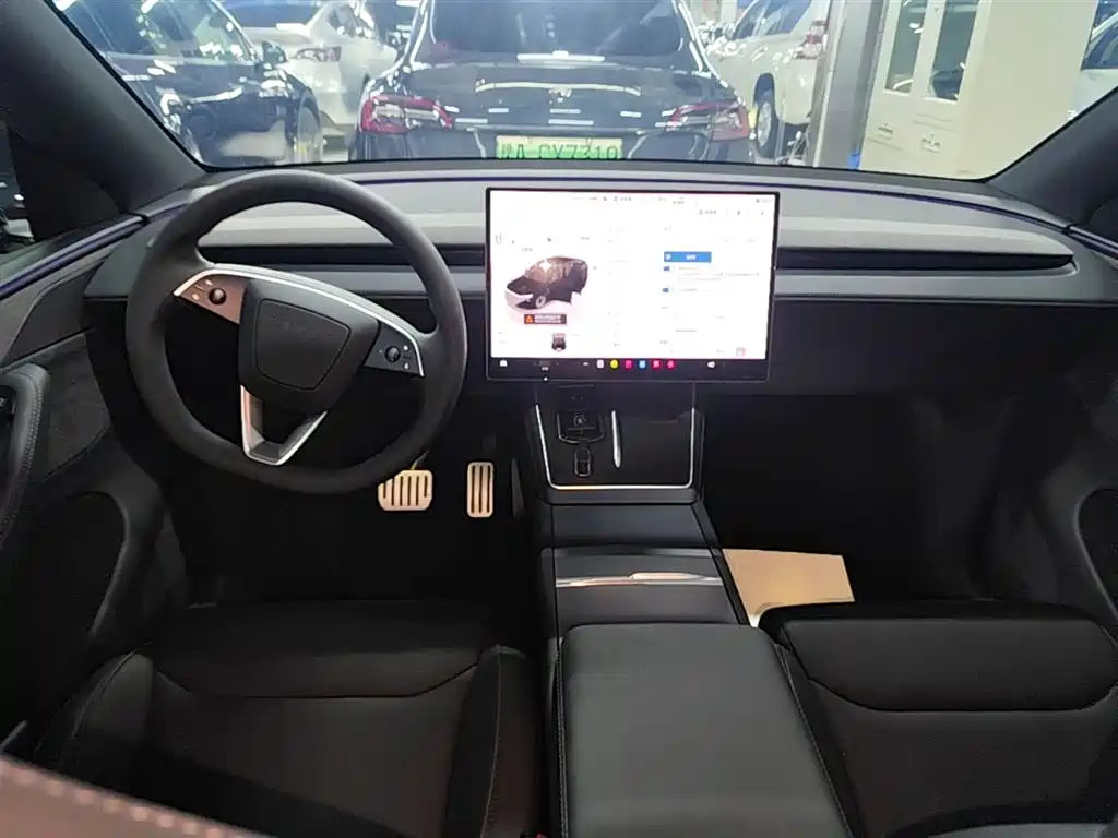 Tesla Model Y L 2025 — фото 10