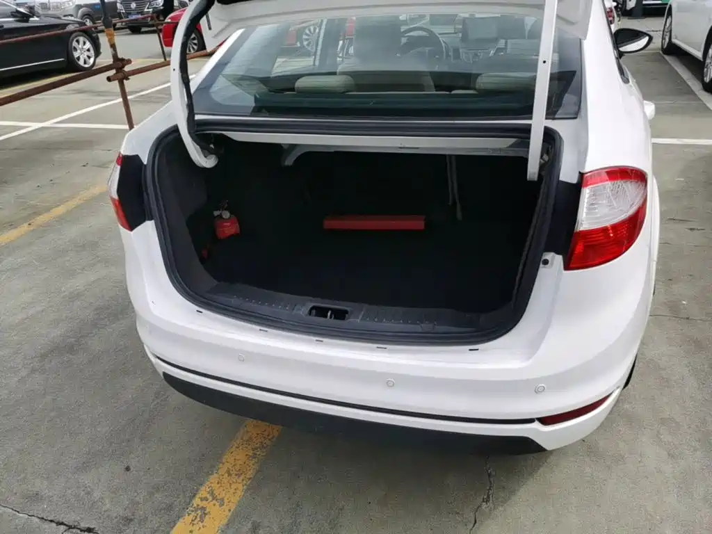 Ford Fiesta 2015 — фото 19