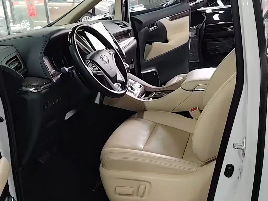 Toyota Alphard 2023 — фото 3