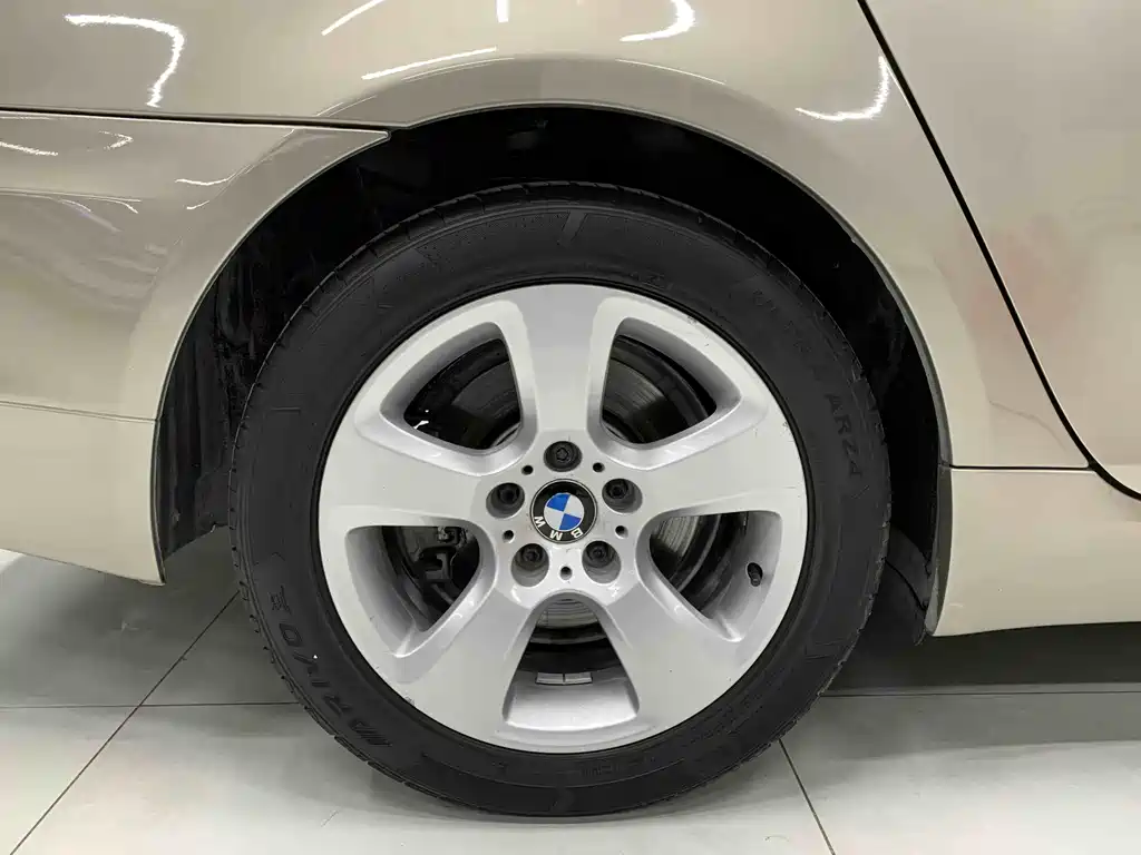 BMW 5 Series 2010 — фото 14