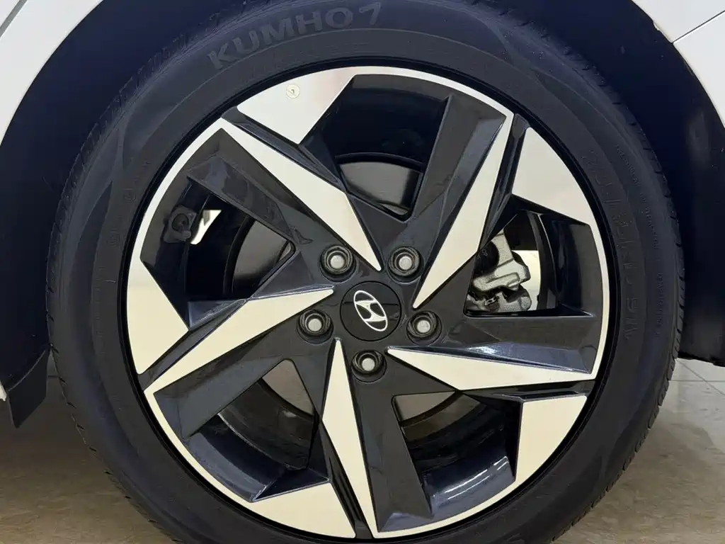 Hyundai Elantra 2023 — фото 23