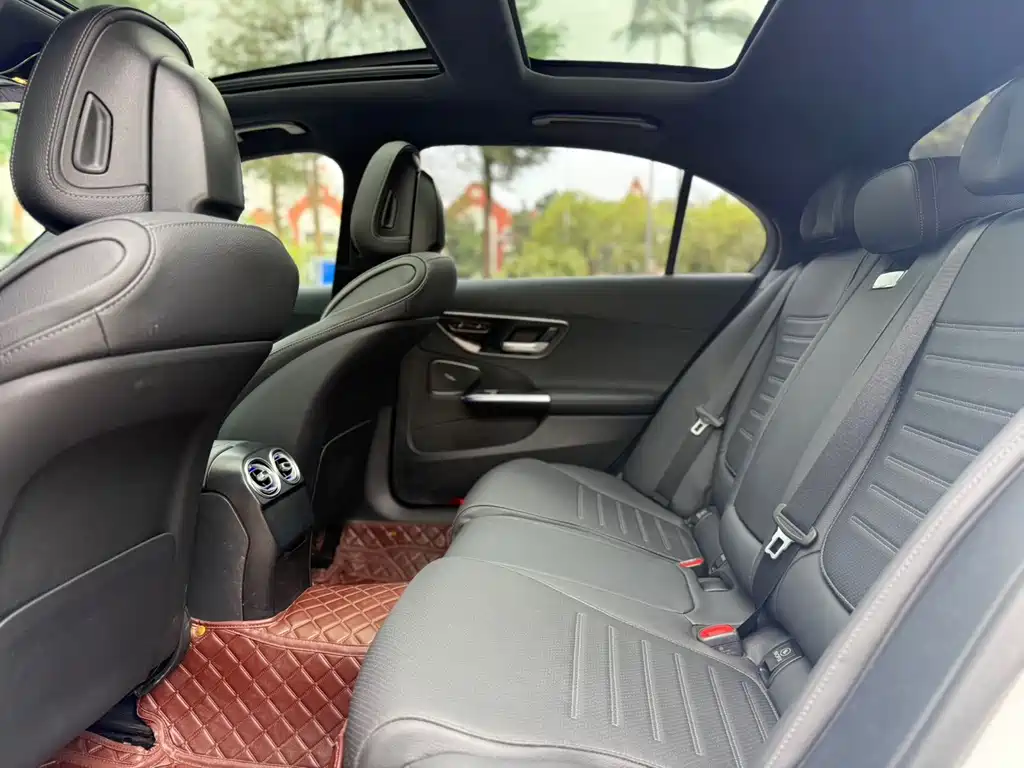 Mercedes-Benz C-Class 2023 — фото 7