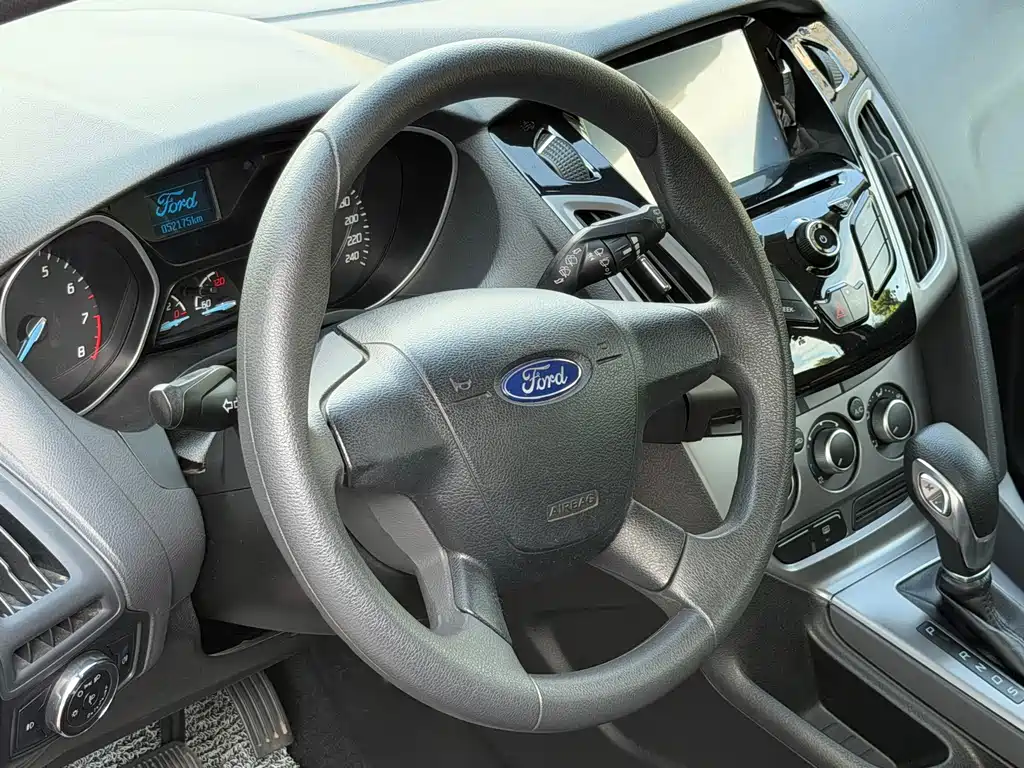 Ford Focus 2014 — фото 9
