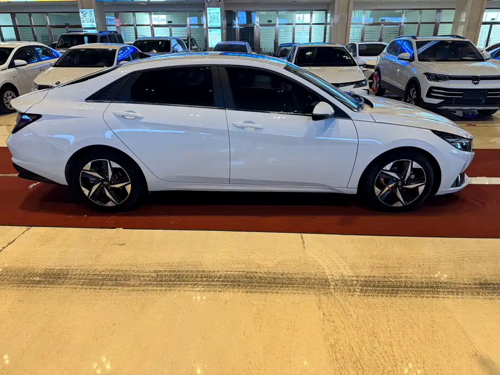Hyundai Elantra 2023 — фото 4