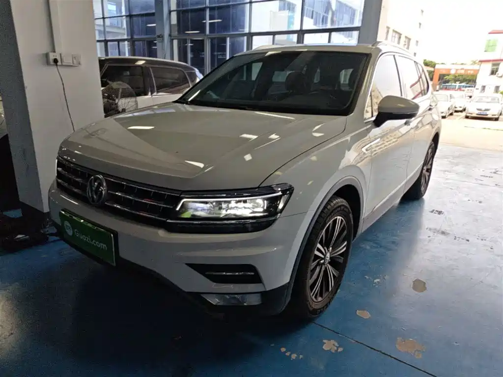 Volkswagen Tiguan L 2018 — фото 1