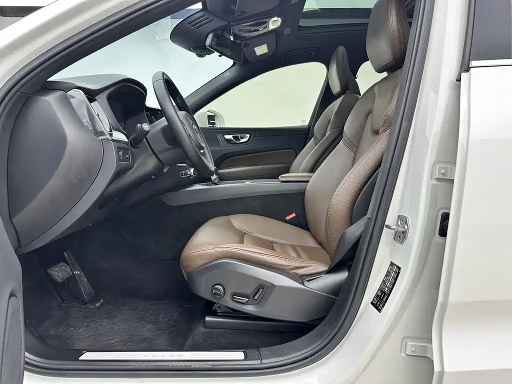 Volvo XC60 2021 — фото 3