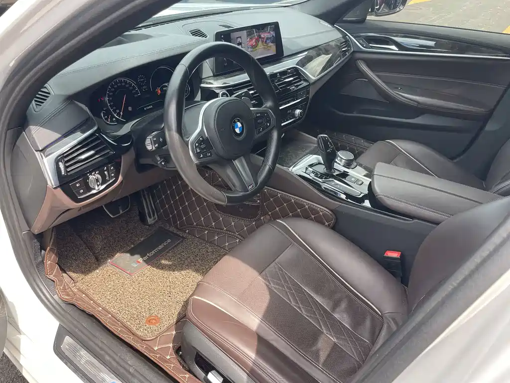 BMW 5 Series 2018 — фото 12