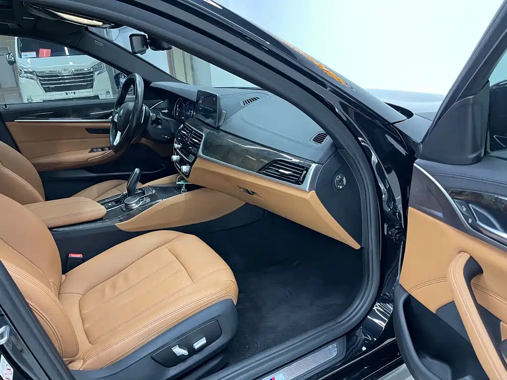 BMW 5 Series 2018 — фото 12