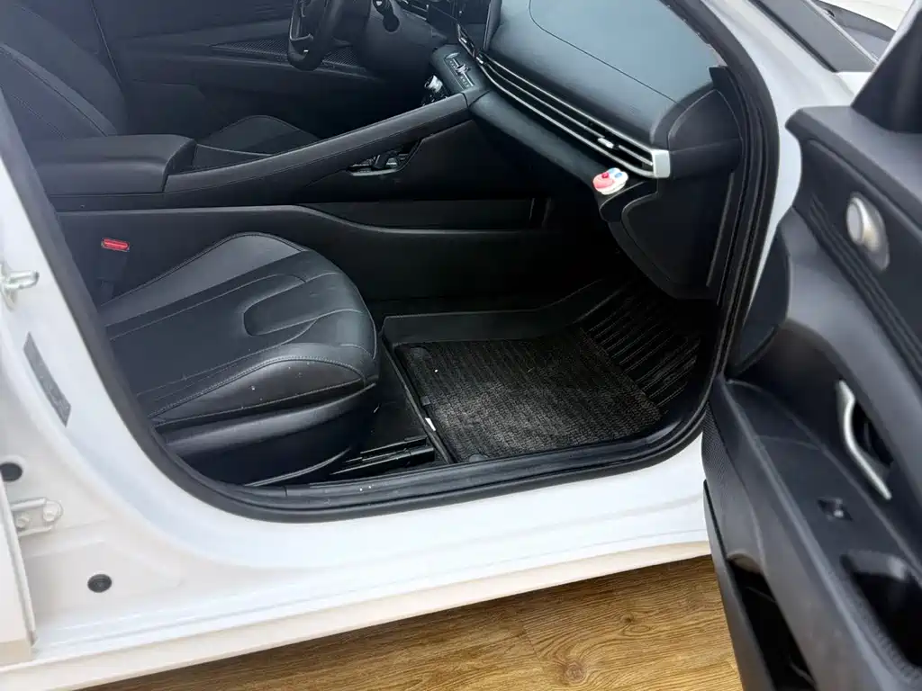 Hyundai Elantra 2023 — фото 11
