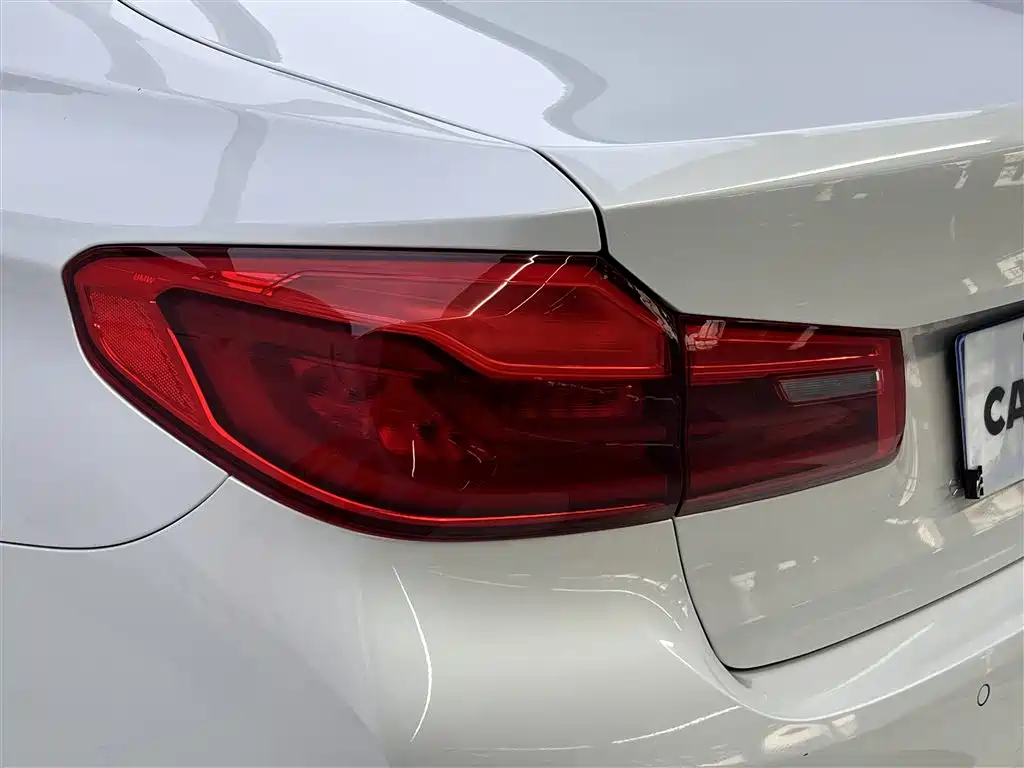 BMW 5 Series 2018 — фото 10