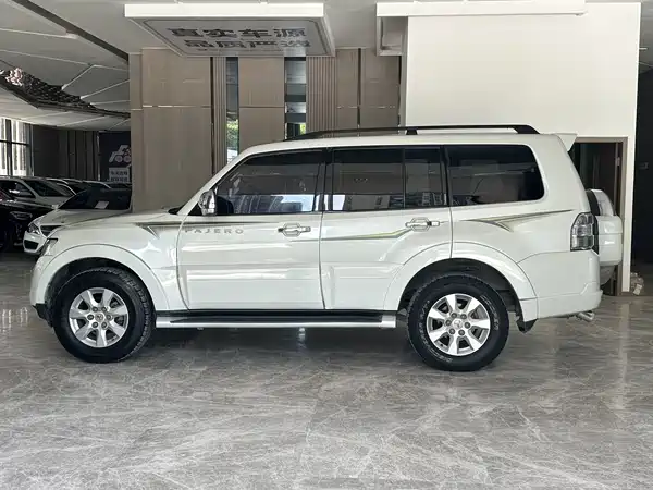 Mitsubishi Pajero 2012
