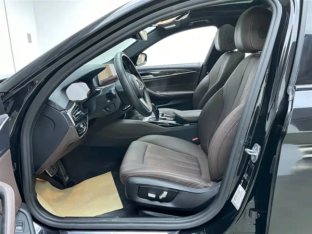BMW 5 Series 2019 — фото 15