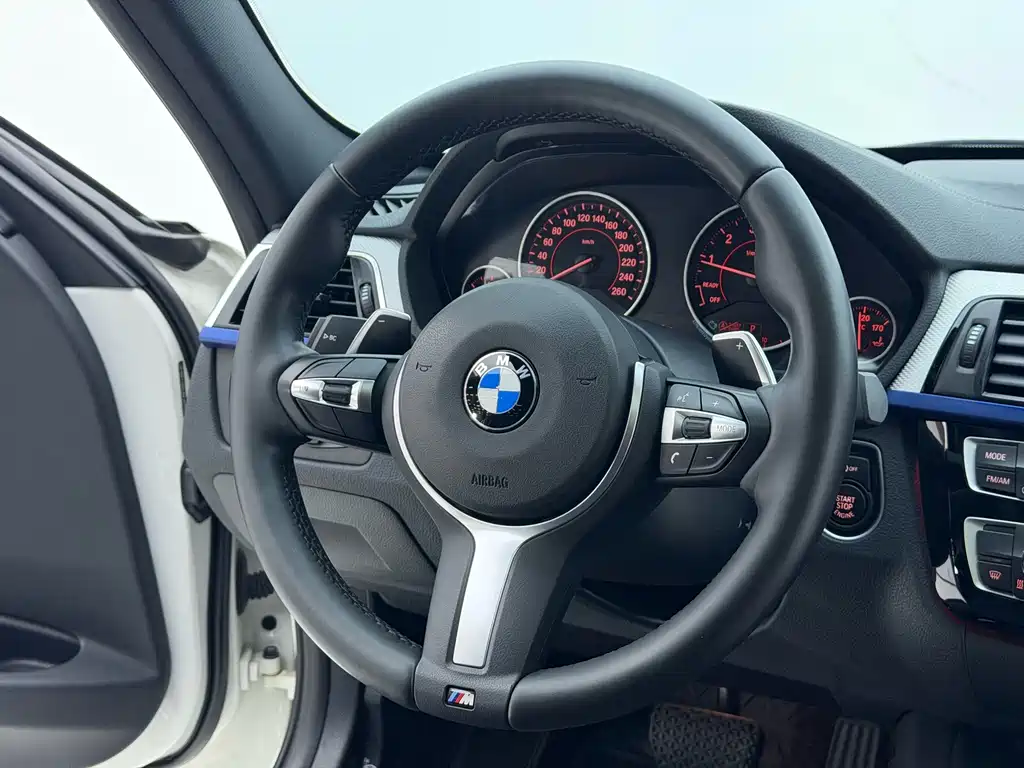 BMW 3 Series 2018 — фото 12