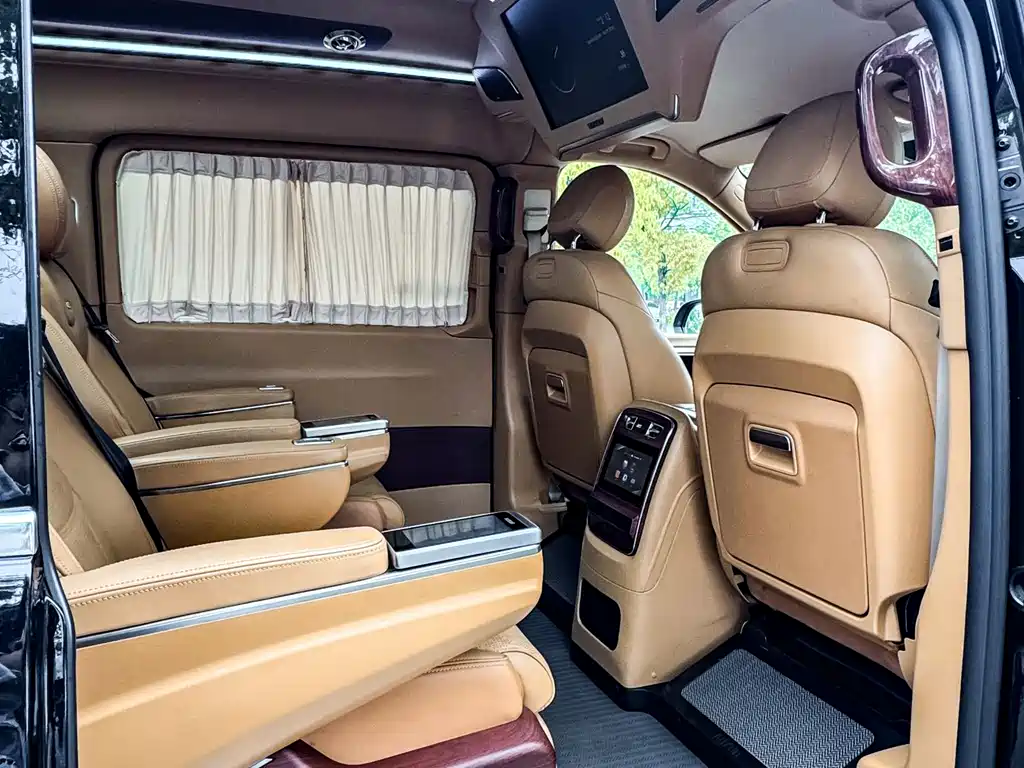 Mercedes-Benz V-Class 2022 — фото 16