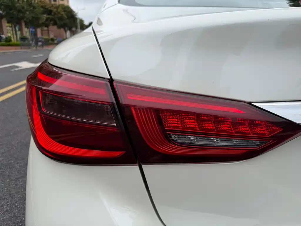 Infiniti Q50L 2018 — фото 18