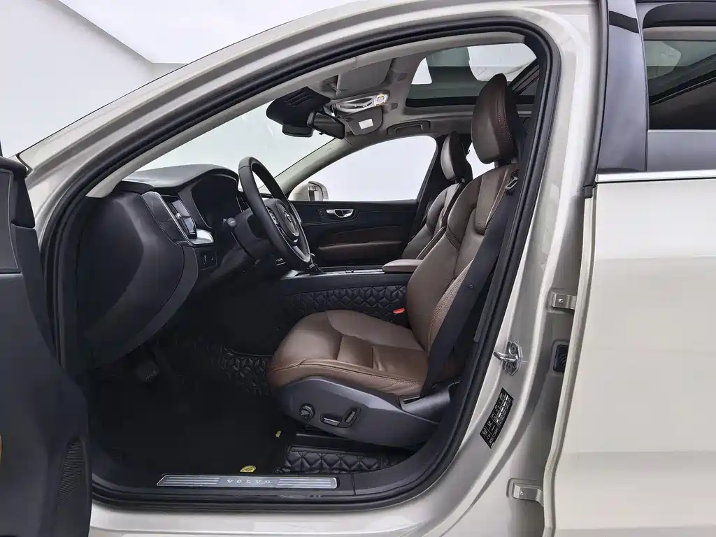 Volvo XC60 2018 — фото 17