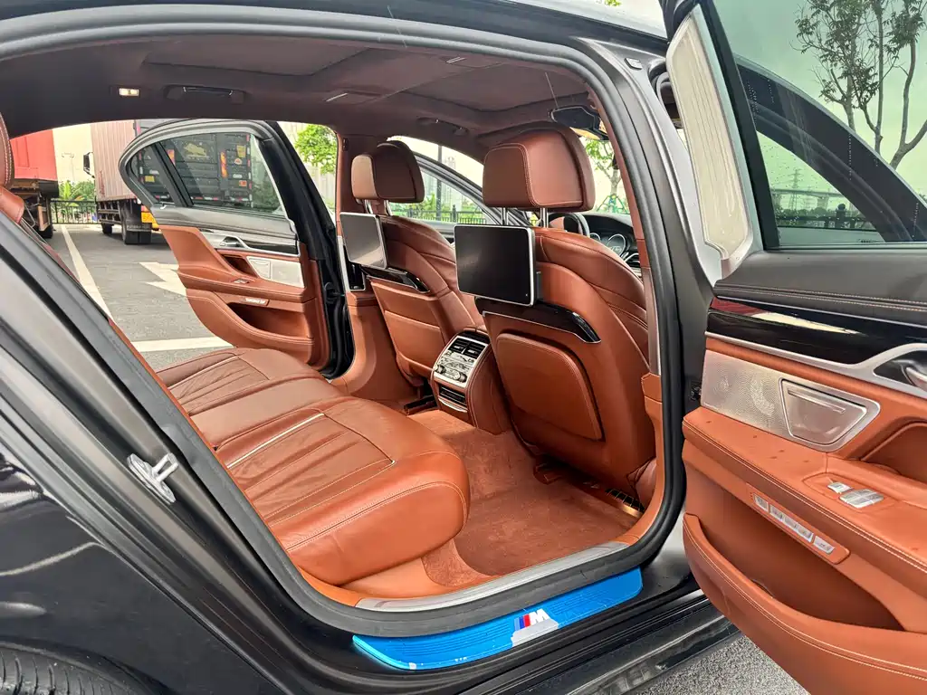 BMW 7 Series 2018 — фото 8