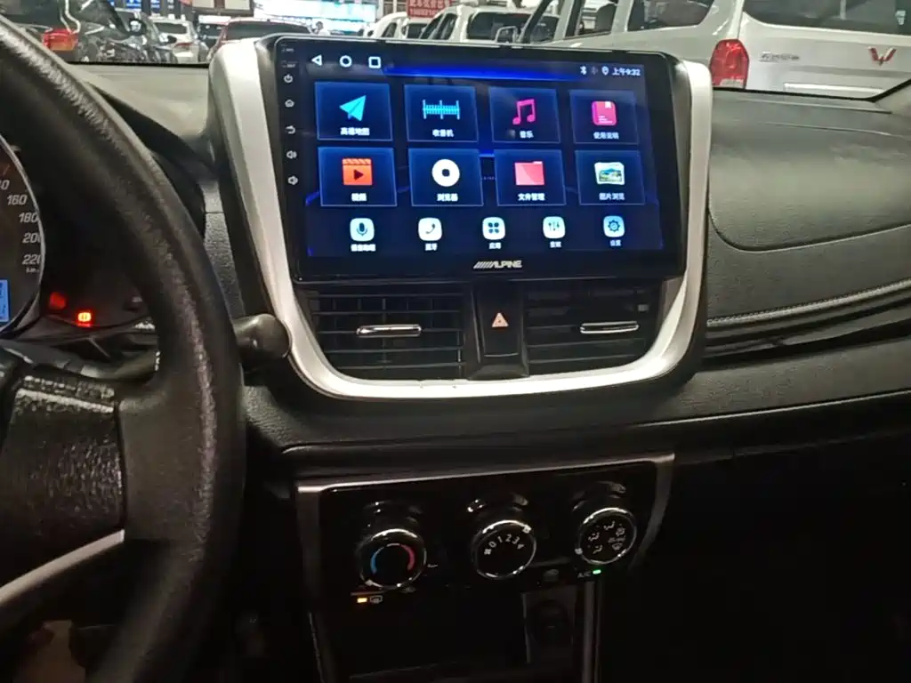 Toyota Yaris L 2020 — фото 10