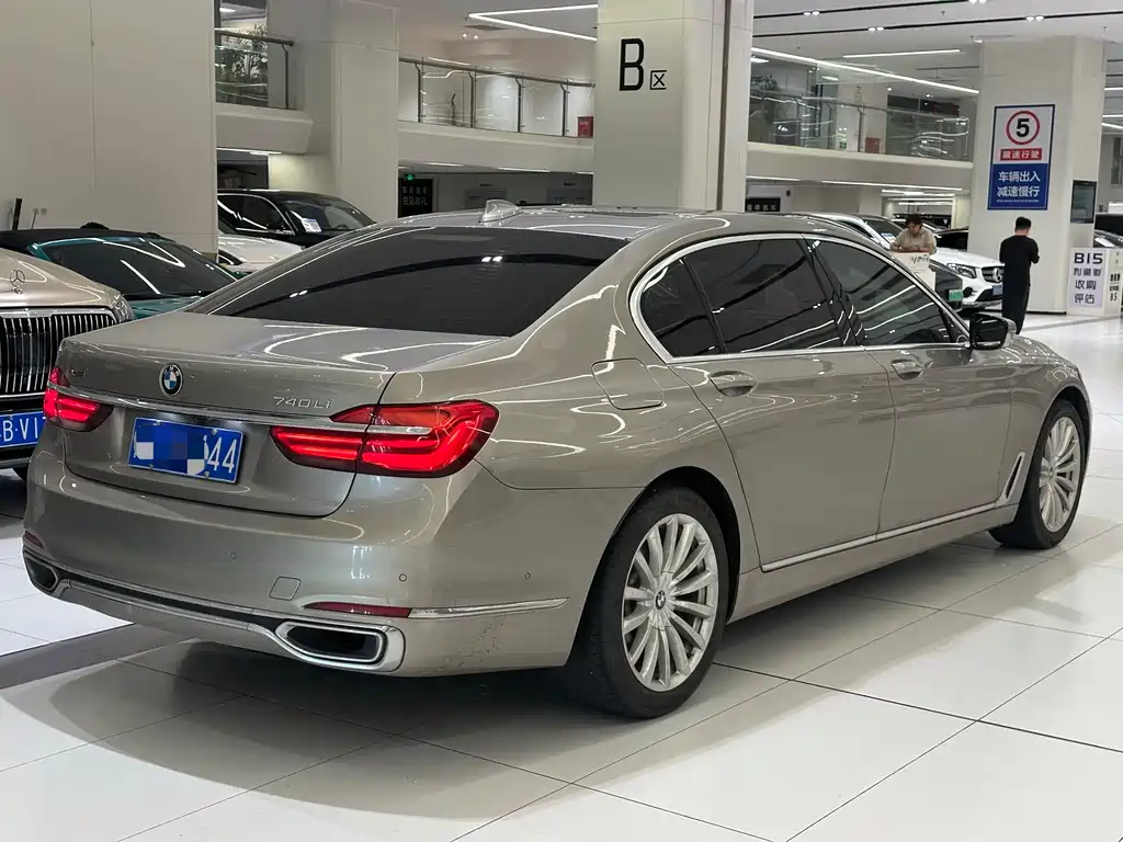 BMW 7 Series 2016 — фото 8