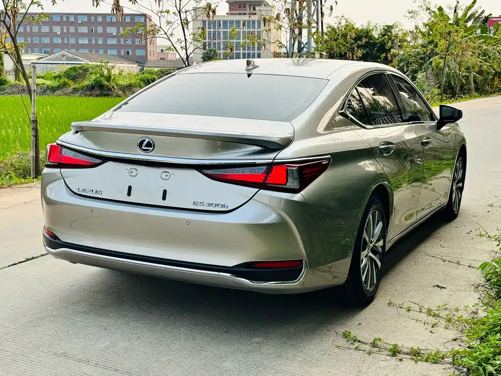 Lexus ES 2020 — фото 14