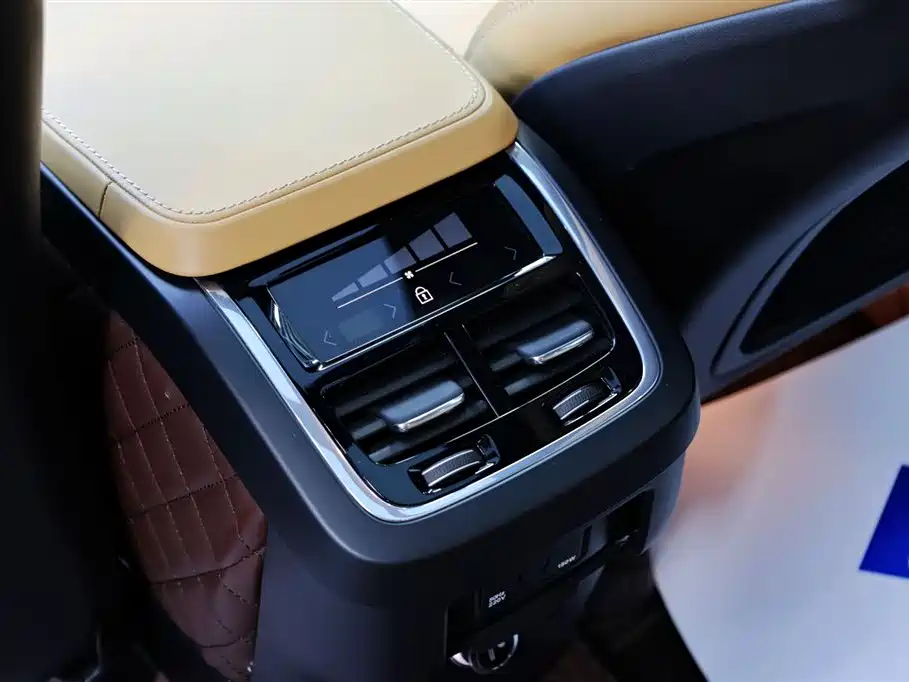Volvo XC90 2018 — фото 33