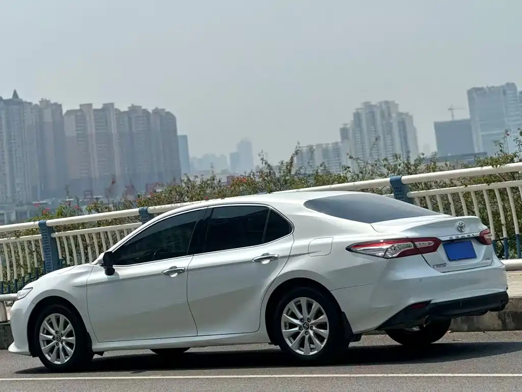 Toyota Camry 2021 — фото 4