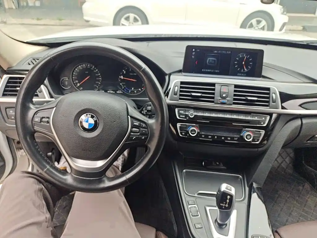BMW 3 Series 2018 — фото 10