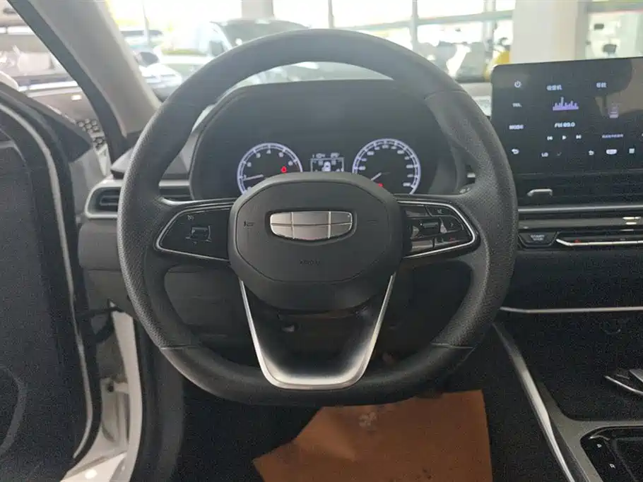 Geely Emgrand 2025 — фото 15