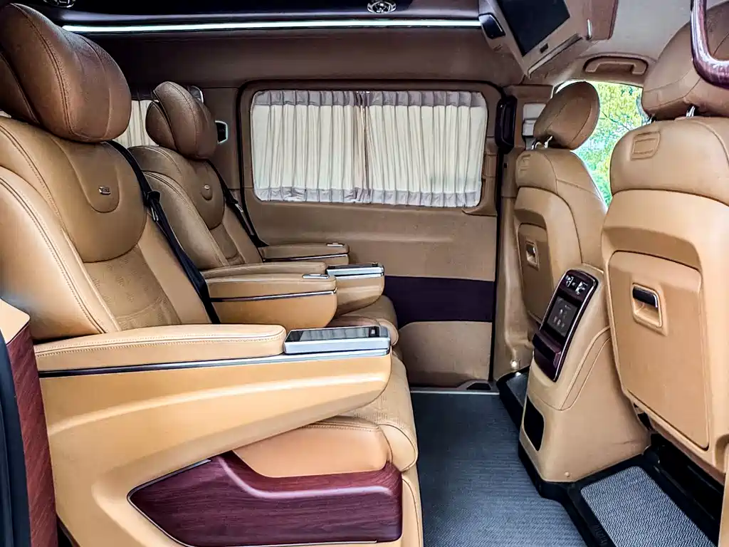 Mercedes-Benz V-Class 2022 — фото 15