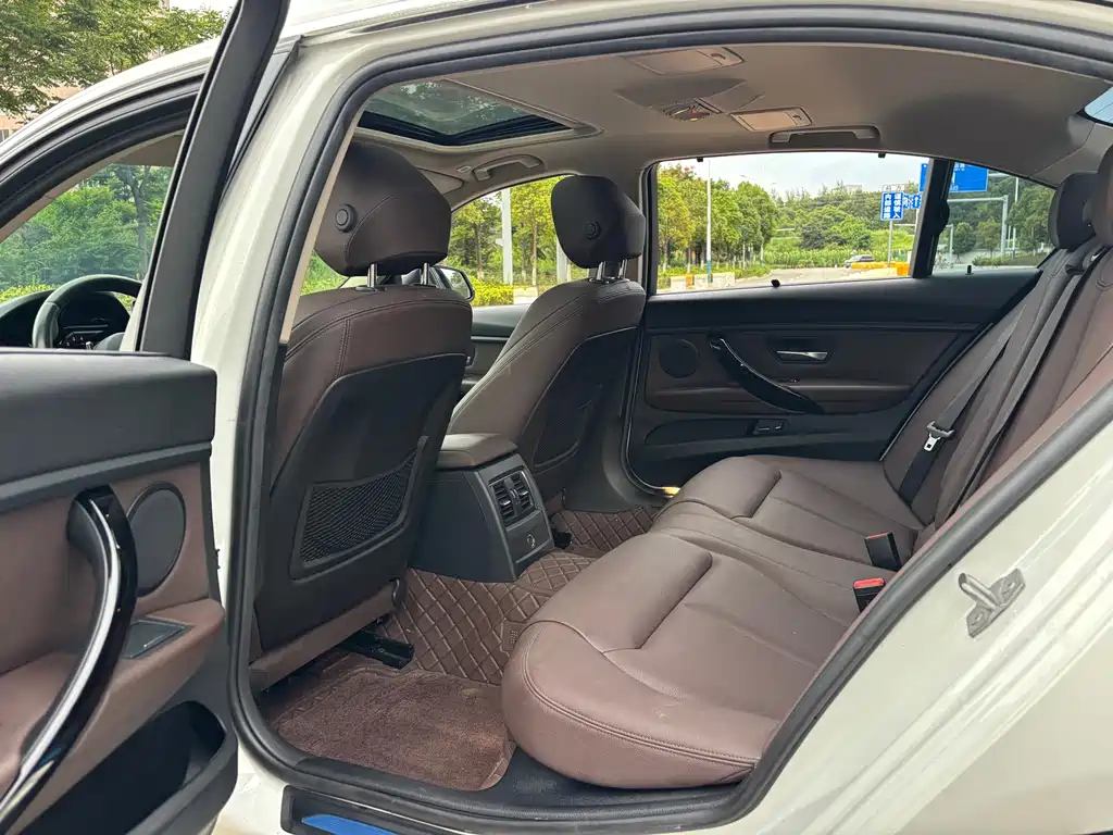 BMW 3 Series 2019 — фото 14