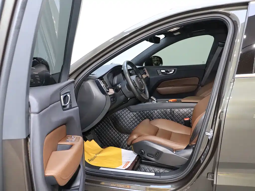 Volvo XC60 2022 — фото 14