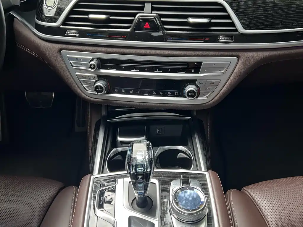 BMW 7 Series 2018 — фото 17