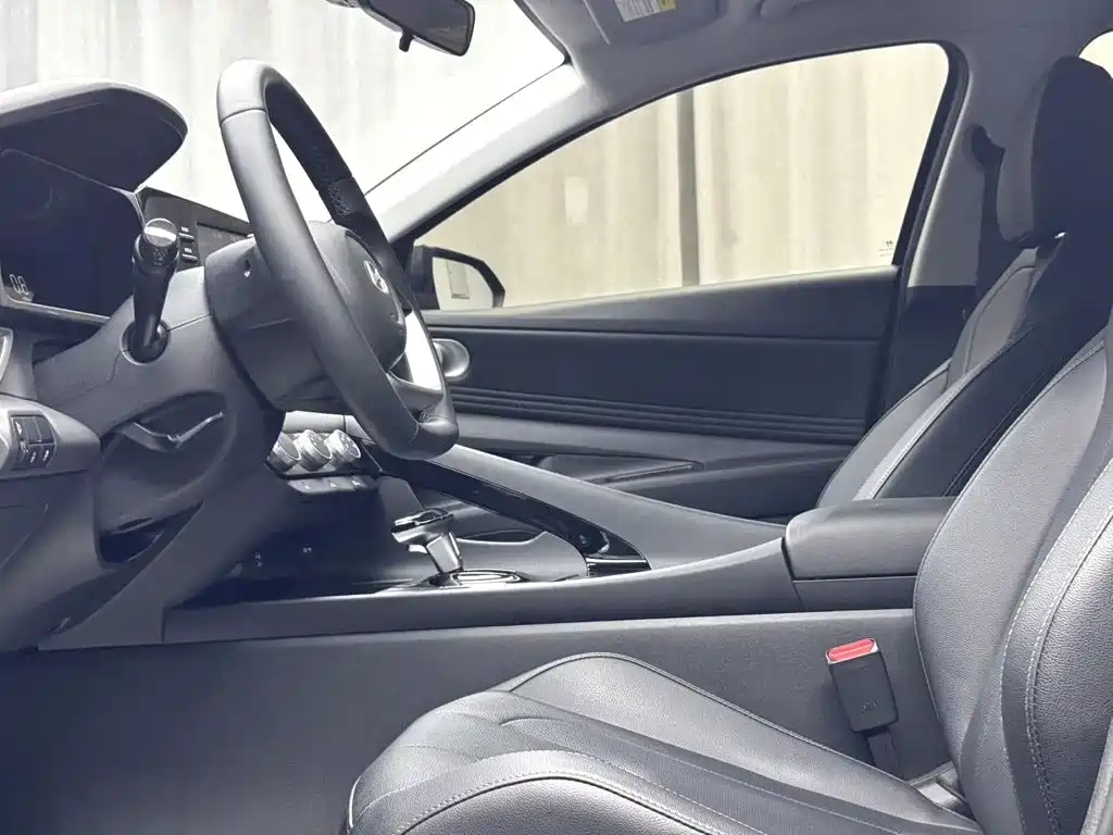 Hyundai Elantra 2023 — фото 4