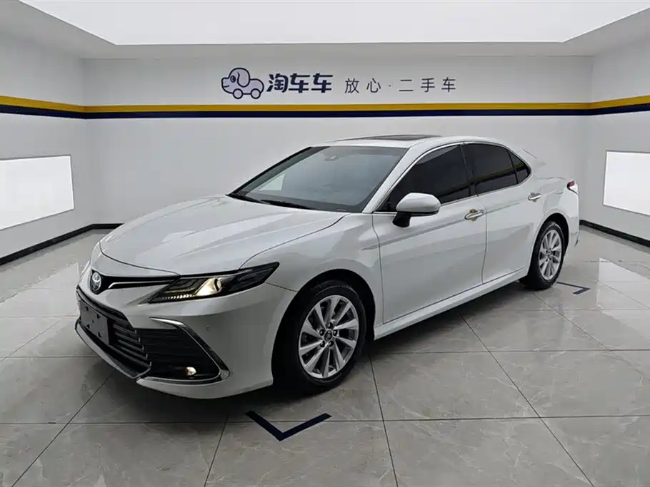 Toyota Camry 2022 — фото 1