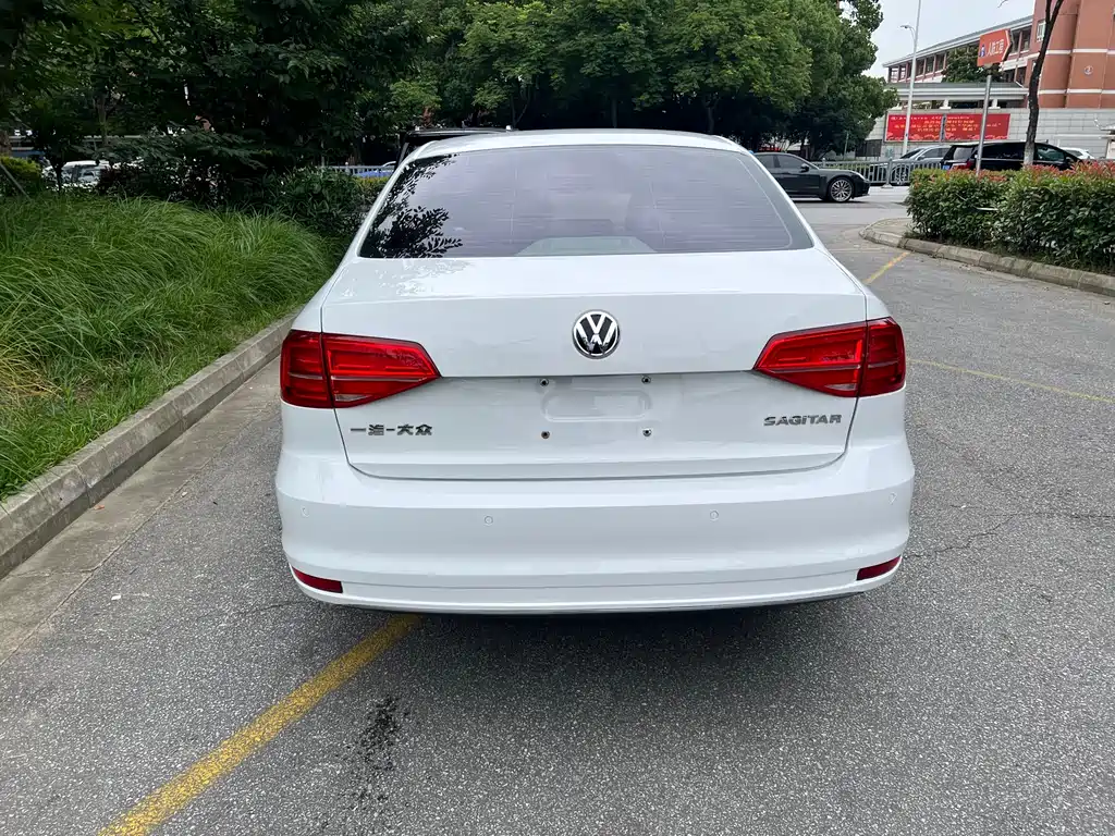 Volkswagen Sagitar 2015