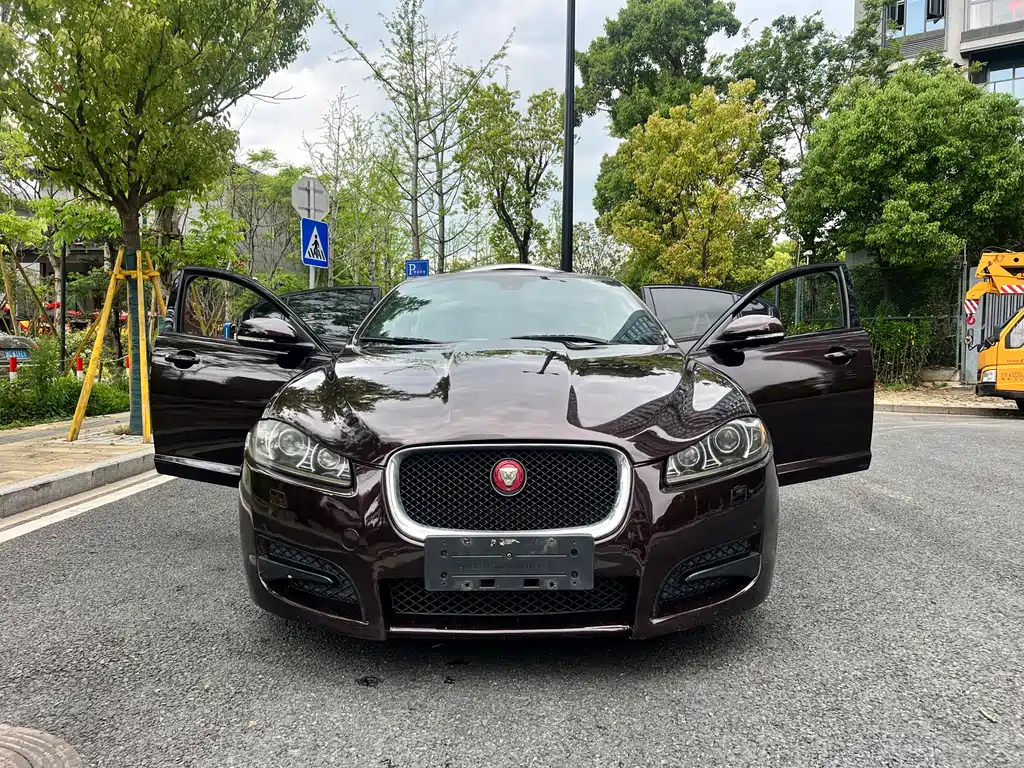 Jaguar XF 2015 — фото 24