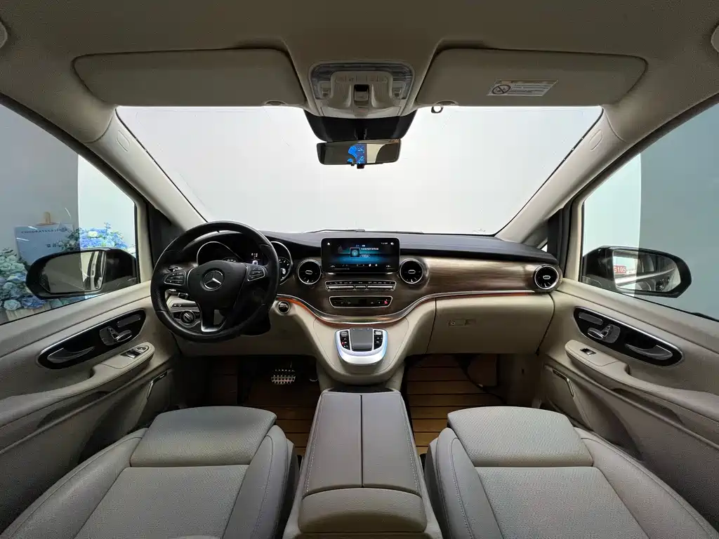 Mercedes-Benz V-Class 2023 — фото 18