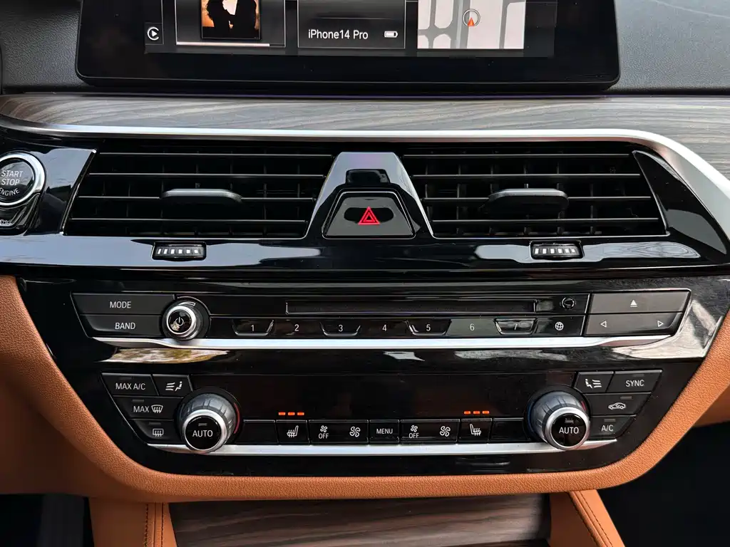BMW 5 Series 2018 — фото 16