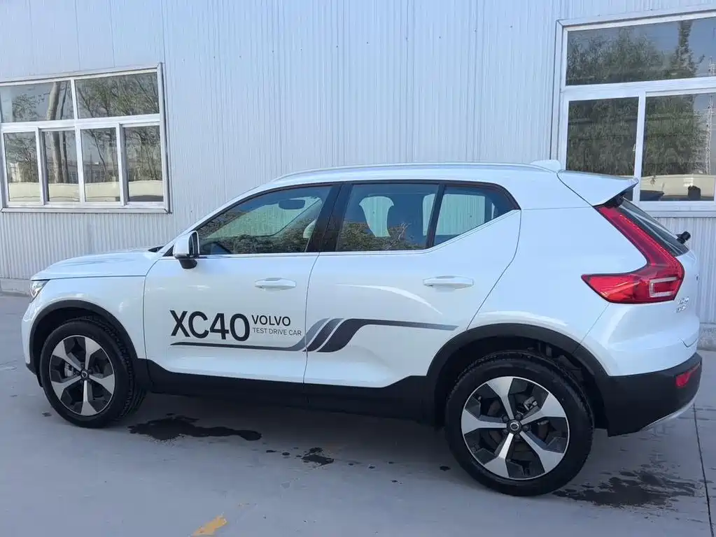 Volvo XC40 2025 — фото 8