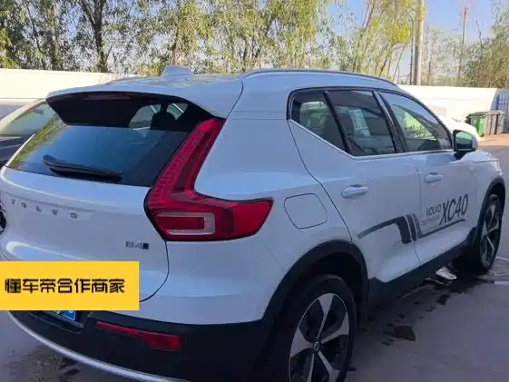 Volvo XC40 2025 — фото 11