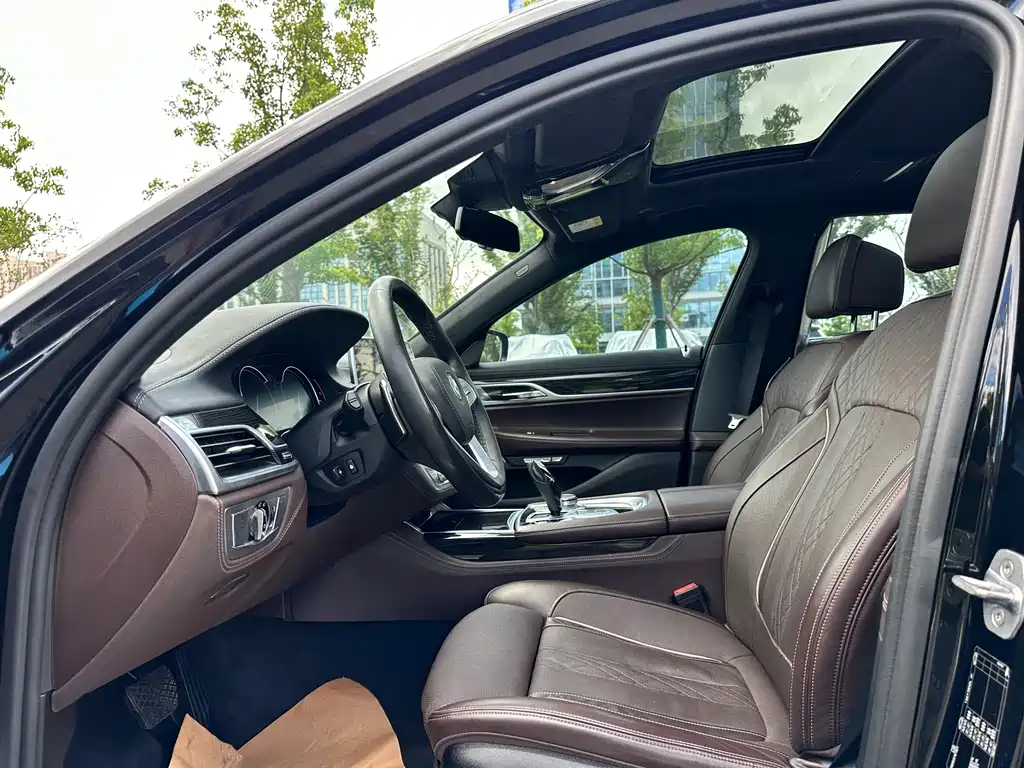 BMW 7 Series 2017 — фото 12