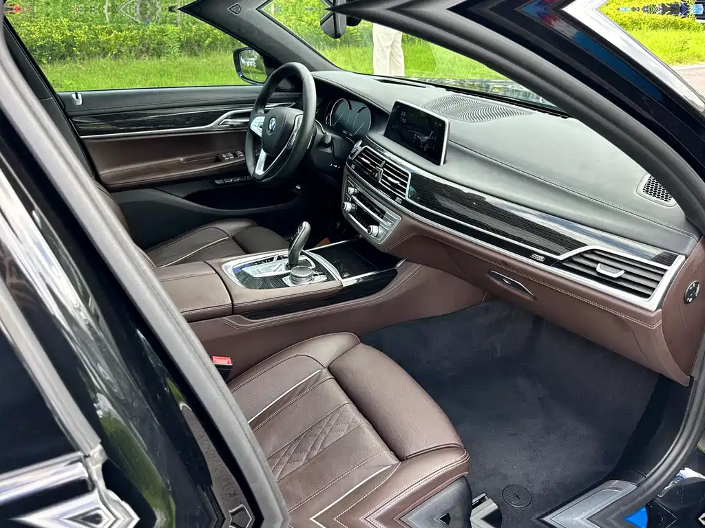 BMW 7 Series 2017 — фото 26