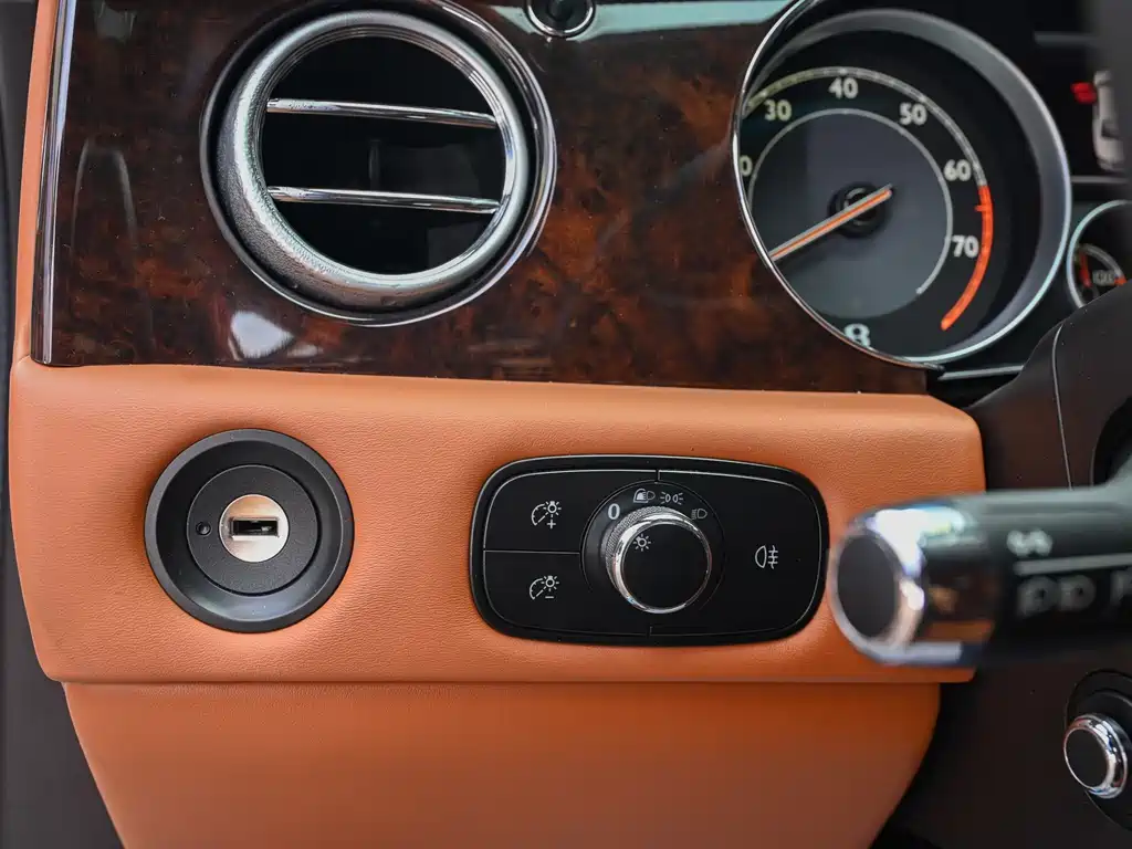 Bentley Flying Spur 2016 — фото 15