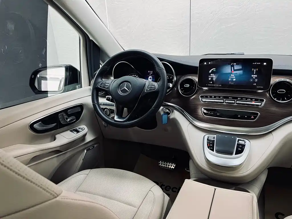 Mercedes-Benz V-Class 2023 — фото 17