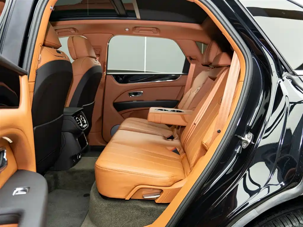 Bentley Bentayga 2023 — фото 11