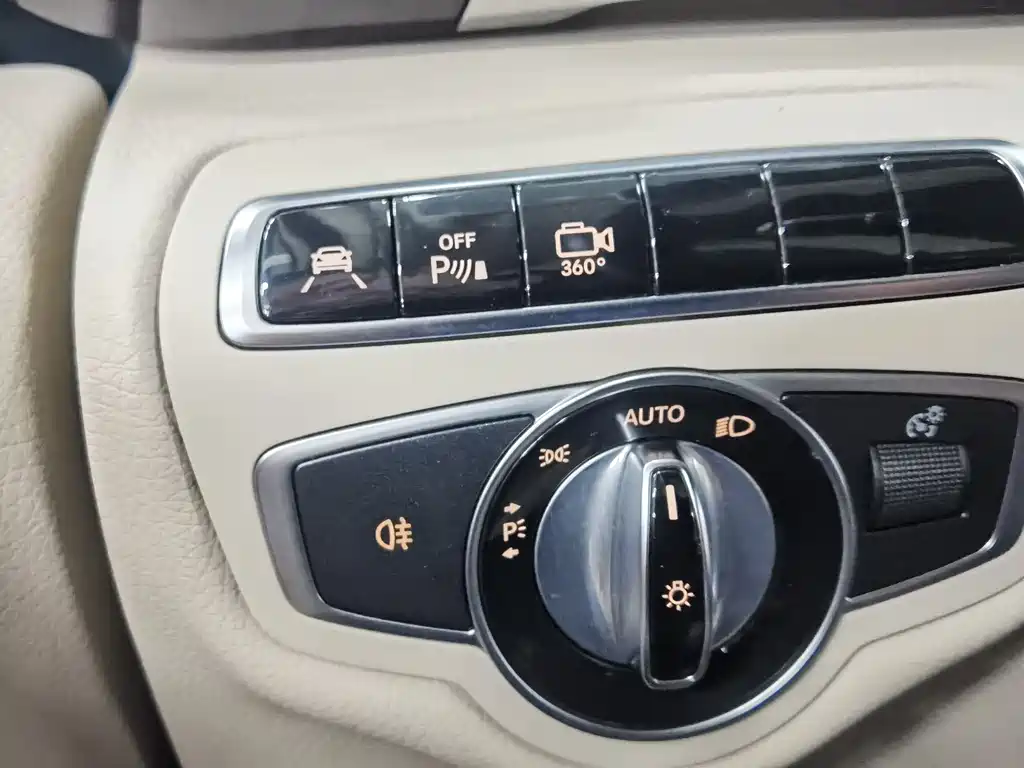 Mercedes-Benz V-Class 2016 — фото 19