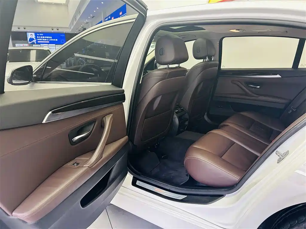 BMW 5 Series 2015 — фото 23