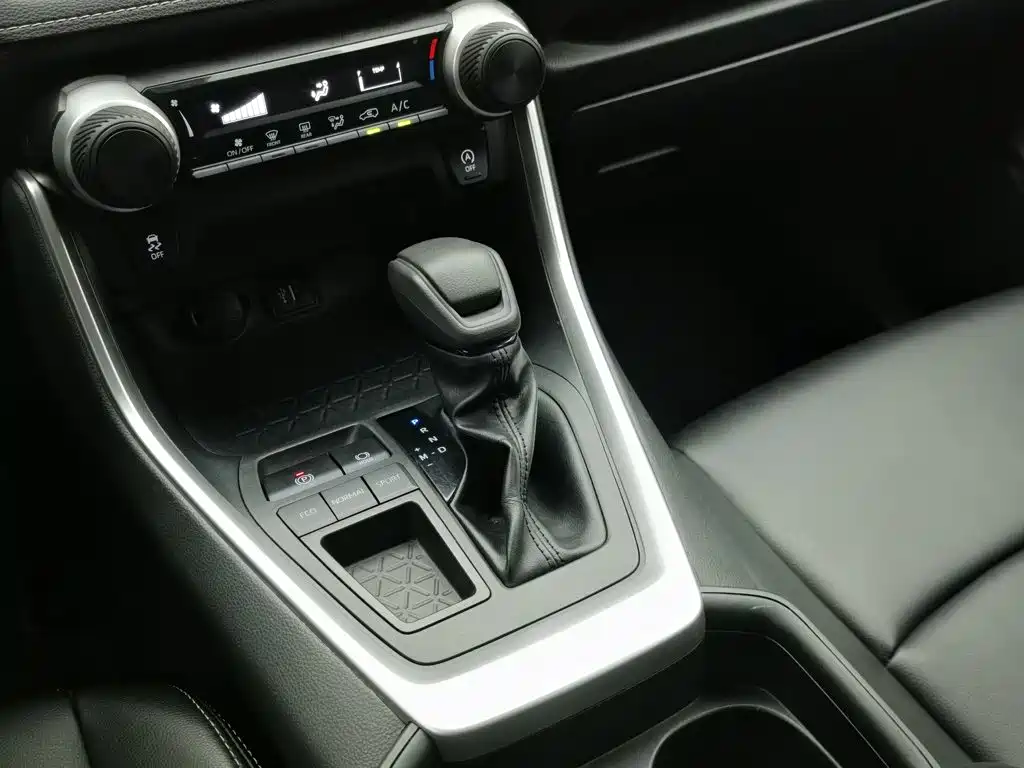 Toyota RAV4 2023 — фото 13