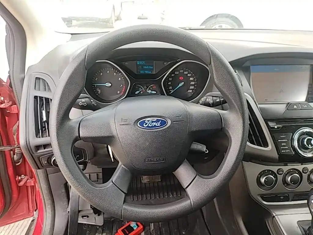 Ford Focus 2014 — фото 11