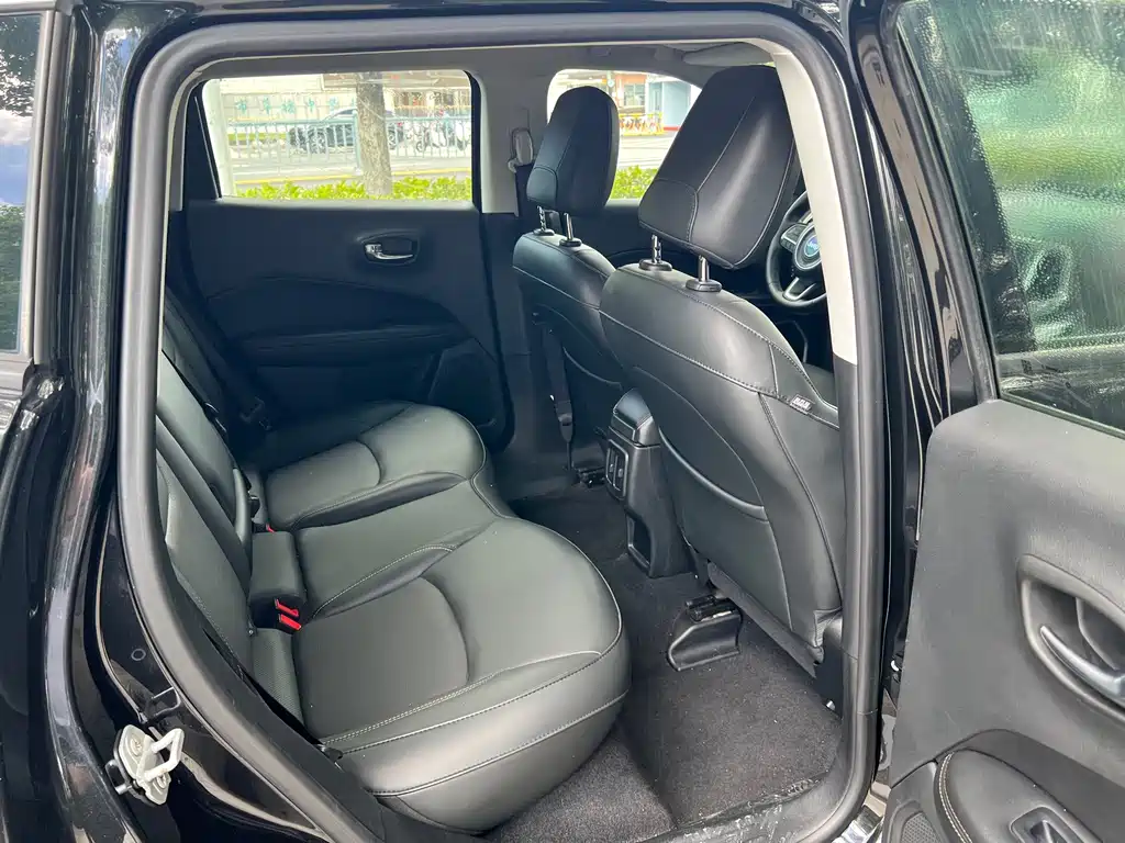 Jeep Compass 2018 — фото 15